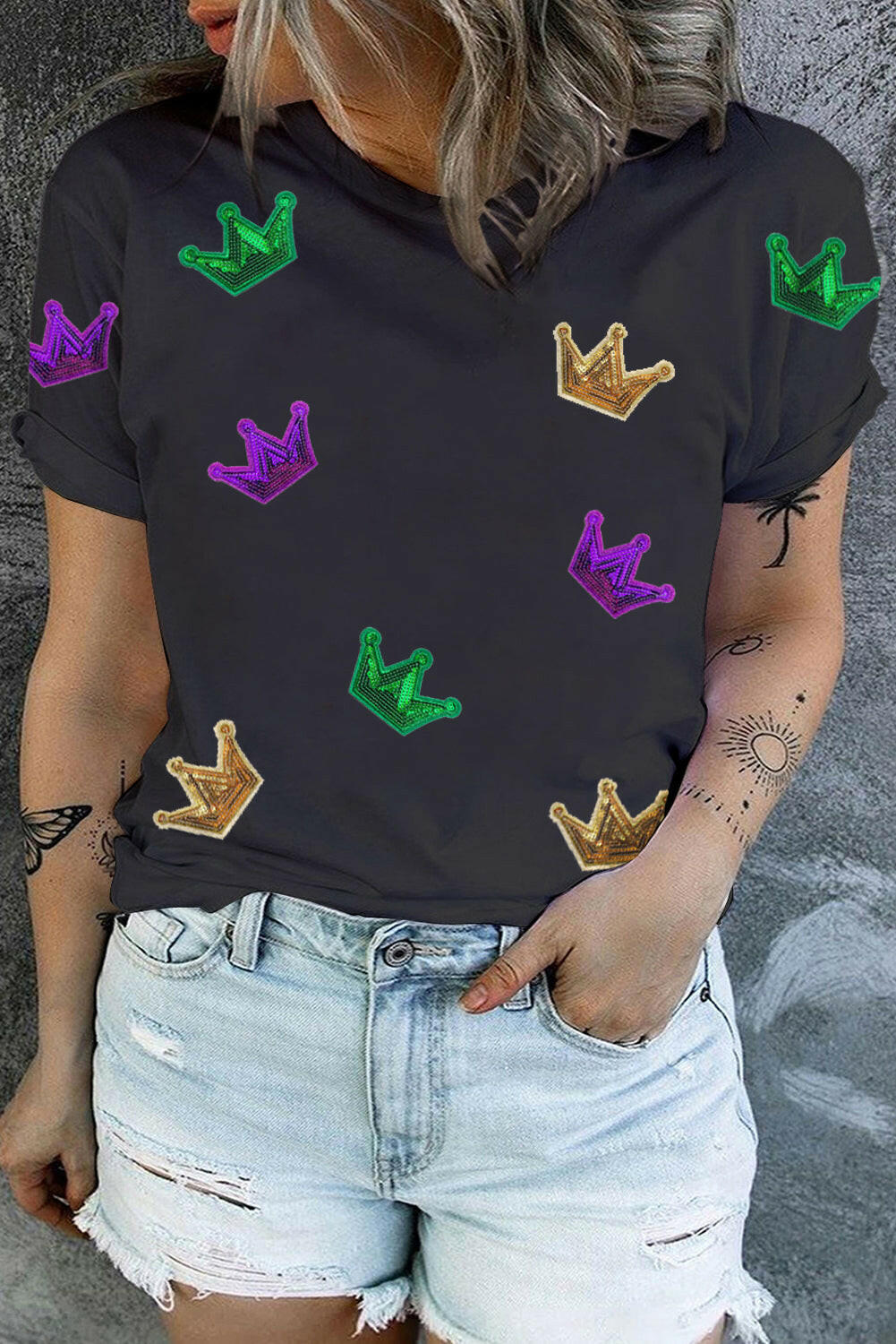 Plus size sequin crown print black round neck t-shirt with colorful sequin crowns and slightly stretchy fabric